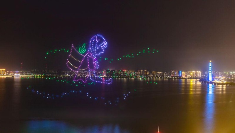 Formasi drone yang beterbangan dipadu dengan tata cahaya sanggup membentuk ragam ilustrasi keren yang bikin geleng kepala.