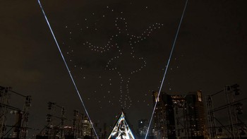 Formasi dari 500 drone di Tokyo Motor Show menampilkan atraksi penari balet.