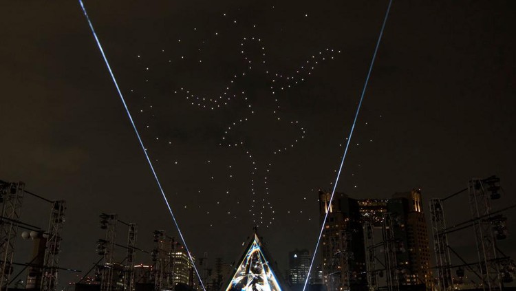 Formasi drone yang beterbangan dipadu dengan tata cahaya sanggup membentuk ragam ilustrasi keren yang bikin geleng kepala.