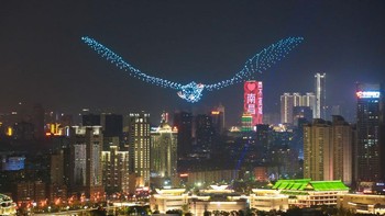 Burung raksasa terlihat terbang di langit Jiangxi, China, yang merupakan formasi dari 1.100 drone.