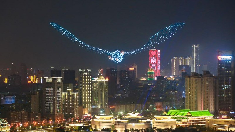 Formasi drone yang beterbangan dipadu dengan tata cahaya sanggup membentuk ragam ilustrasi keren yang bikin geleng kepala.