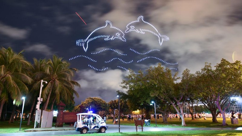 Formasi drone yang beterbangan dipadu dengan tata cahaya sanggup membentuk ragam ilustrasi keren yang bikin geleng kepala.