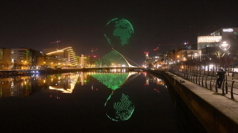 Formasi drone yang beterbangan dipadu dengan tata cahaya sanggup membentuk ragam ilustrasi keren yang bikin geleng kepala.