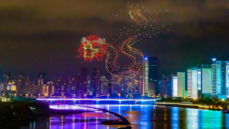 Formasi drone yang beterbangan dipadu dengan tata cahaya sanggup membentuk ragam ilustrasi keren yang bikin geleng kepala.