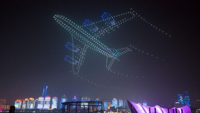 Formasi drone yang beterbangan dipadu dengan tata cahaya sanggup membentuk ragam ilustrasi keren yang bikin geleng kepala.