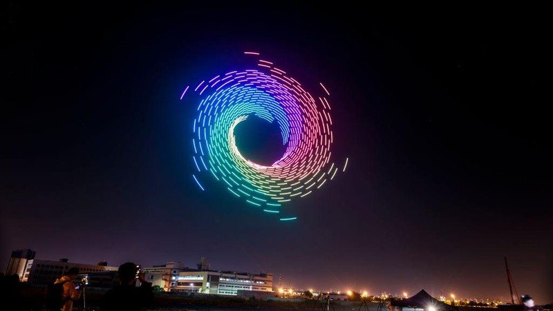 Formasi drone yang beterbangan dipadu dengan tata cahaya sanggup membentuk ragam ilustrasi keren yang bikin geleng kepala.