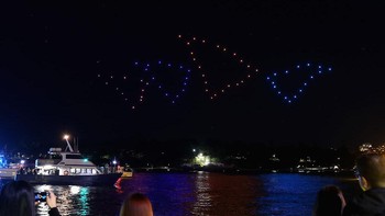 Sebanyak 100 unit drone menghiasi langit Sydney, Australia, dan membentuk Sydney Opera House warna-warni yang keren banget.
