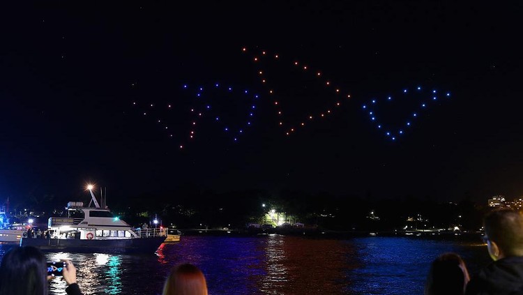 Formasi drone yang beterbangan dipadu dengan tata cahaya sanggup membentuk ragam ilustrasi keren yang bikin geleng kepala.