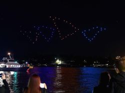 Warna-warni Formasi Drone yang Super Keren!