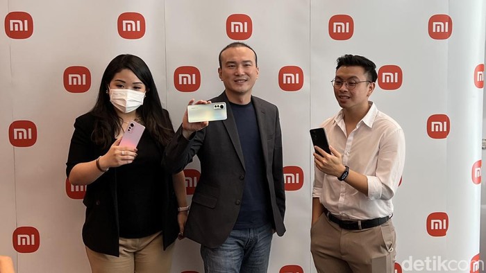 Wentao Zhao, Country Manager Xiaomi Indonesia (tengah) bersama Stephanie Sicilia, Asociate Marketing Director Xiaomi Indonesia, dan Calvin Nobel, Product Marketing Manager Xiaomi Indonesia.
