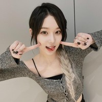 Satu lagi personel aespa yang memiliki pinggang terkecil. Dengan rutinitas menari, otot perut Winter sering terlihat saat tampil. Foto: dok. Twitter