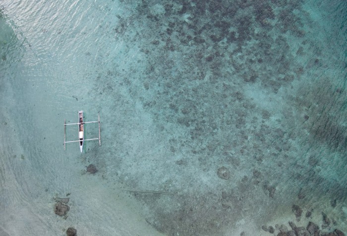 Foto aerial objek wisata Pantai Kilo Lima di Kabupaten Banggai, Sulawesi Tengah, Selasa (19/7/2022). Pasir putih dan air laut biru yang bersih menjadi daya tarik wisatawan untuk berkunjung ke objek wisata bahari unggulan di daerah itu. ANTARA FOTO/Adiwinata Solihin/hp.