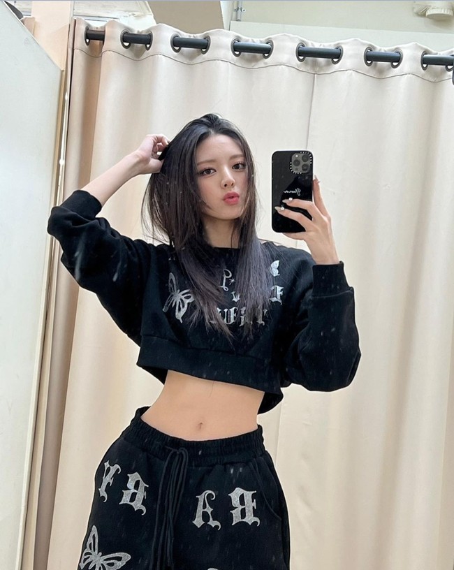 Yuna ITZY kerap menjadi perbincangan netizen Korea karena pinggang kecilnya. Dengan tinggi badan 170 cm, ia membakar lemak dengan menari setidaknya dua jam sehari. Foto: dok. Twitter