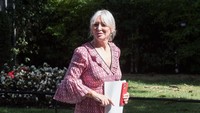 Menkominfo, Budaya dan Olahraga, Nadine Dorries tiba kantor perdana menteri sebelum rapat kabinet, 19 Juli 2022. Partai Konservatif menjadi partai pemerintah sejak menang pemilu pada 2010.