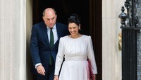 Menteri Pertahanan Ben Wallace (kiri) dan Menteri Dalam Negeri, Priti Patel meninggalkan kantor perdana menteri usai rapat kabinet, 19 Juli 2022.  Keduanya dinominasikan menjadi ketua Partai Konservatif. Sistem pemerintahan parlementer di Inggris membuat PM bisa berganti tanpa harus menunggu pemilu. 