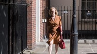 Menteri Luar Negeri, Persemakmuran, Pembangunan dan Perempuan, Liz Truss meninggalkan kantor perdana menteri usai rapat kabinet, 19 Juli 2022. Ia menjadi salah satu kandidat pemimpin Partai Konservativ sekaligus PM Inggris. 