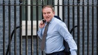 Menteri Lingkungan Hidup, Makanan dan Urusan Pedesaan, George Eustice tiba kantor perdana menteri sebelum rapat kabinet, 19 Juli 2022. Proses pemilihan ketua partai diseleksi di kalangan internal partai menjadi dua calon. Kemudian nama tersebut dipilih oleh anggota partai yang membayar jadi keanggotaan. Jumlahnya hanya 124.000 orang dari seluruh pemilih partai tersebut.
