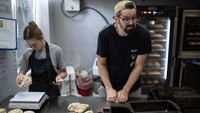 Ribuan potong roti ini diberikan kepada para tentara, polisi, pasien rumah sakit, penghuni rumah sakit jiwa, orang tua dan anak-anak di Kyiv.