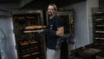 Toko Kue di Ukraina Ini Bagikan Ribuan Roti Selama Perang
