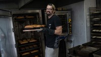 Selain itu, ribuan roti ini juga didistribusikan ke sejumlah desa dan kota yang hancur imbas invasi Rusia.