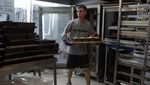 Toko Kue di Ukraina Ini Bagikan Ribuan Roti Selama Perang