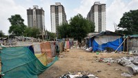 Gubuk liar tersebut mendiami tanah kosong di Gurugham, tak jauh dari pusat Ibu Kota New Delhi, India. 