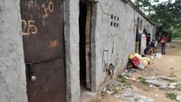 Bangunan semi permanen maupun gubuk liar menjadi pemandangan lazim di kawasan kumuh ini.