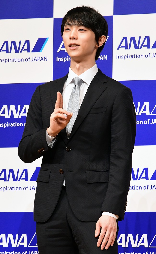 Yuzuru Hanyu adalah olahragawan ice skating atau seluncur indah berprestasi yang telah mengantongi dua medali emas Olimpiade, empat kejuaraan dunia, dan banyak lagi. Ia mendapat julukan Pangeran Es karena pesona dan kepiawaiannya.Foto: Getty Images/