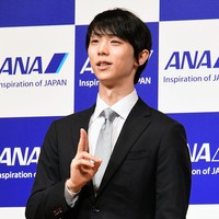 Yuzuru Hanyu adalah olahragawan ice skating atau seluncur indah berprestasi yang telah mengantongi dua medali emas Olimpiade, empat kejuaraan dunia, dan banyak lagi. Ia mendapat julukan Pangeran Es karena pesona dan kepiawaiannya.Foto: Getty Images/