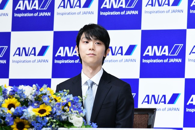 Yuzuru Hanyu kembali jadi trending. Sayangnya kali ini bukan karena prestasi melainkan akhir dari kariernya sebagai atlet seluncur indah. Pria asal Jepang itu telah resmi pensiun di usia 27 tahun.Foto: Getty Images/
