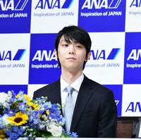 Yuzuru Hanyu kembali jadi trending. Sayangnya kali ini bukan karena prestasi melainkan akhir dari kariernya sebagai atlet seluncur indah. Pria asal Jepang itu telah resmi pensiun di usia 27 tahun.Foto: Getty Images/