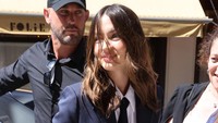 Ana de Armas mengenakan kemeja putih dengan dasi biru dilengkapi blazer berwarna senada dengan rok pendek yang dia kenakan. (Foto: Neil Mockford/GC Images)  