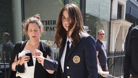 Bukan seragam sekolah biasa, busana yang digunakan Ana de Armas ini merupakan rancangan Louis Vuitton. (Foto: Neil Mockford/GC Images)  