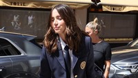 Sepatu boots hitam melengkapi penampilan Ana de Armas hari itu yang memilih membiarkan rambutnya tergerai natural. (Foto: Neil Mockford/GC Images)  