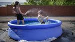 Panas Menggila, Warga Inggris Berendam di Tengah Jalan