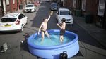 Panas Menggila, Warga Inggris Berendam di Tengah Jalan