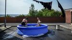 Panas Menggila, Warga Inggris Berendam di Tengah Jalan
