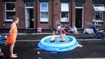 Panas Menggila, Warga Inggris Berendam di Tengah Jalan