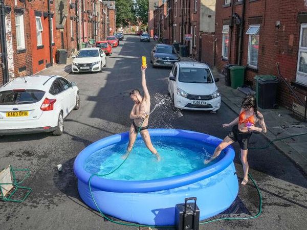 Panas Menggila, Warga Inggris Berendam di Tengah Jalan