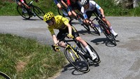 Vingegaard melakukan serangan balik dengan menyalip Pogacar di tikungan menurun pada etape 16 Tour de France (TDF) 2022, 19 Juli 2022. Vingegaard yang unggul 2 menit 22 detik terlihat tenang dalam menghadapi provokasi Pogacar. (Dario Belingheri/Getty Images)