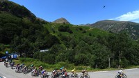 Pebalap melintasi etape 16 Tour de France (TDF) 2022, 19 Juli 2022. Etape ini melewati area pegunungan dengan 2 puncak pendakian. Rute sejauh 178,5 km dimenangkan oleh pebalap Israel-Premier Tech, Hugo Houle. (Dario Belingheri/Getty Images)