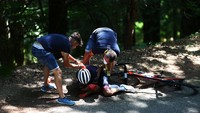 Pebalap tim Trek - Segafredo, Tony Gallopin terkapar setelah kecelakan pada segmen turunan pada etape 16 TDF 2022.  (Michael Steele/Getty Images)