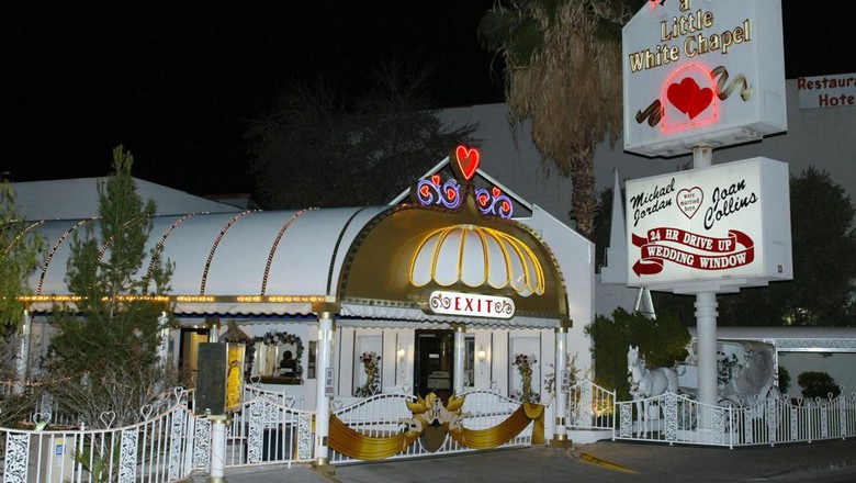 A Little White Wedding Chapel LAS VEGAS - JANUARY 04: Exterior view of A Little White Chapel where recording artist Britney Spears and childhood friend Jason Allen Alexander were married according to news reports January 04, 2004 in Las Vegas, Nevada. The wedding ceremony was performed early in the morning on January 03, 2004. (Photo by Frederick M. Brown/Getty Images)