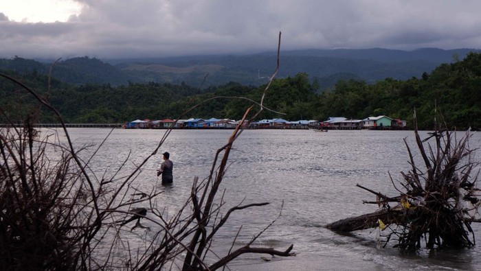 Warga memancing ikan di kawasan Jembatan Merah Youtefa, Jayapura, Papua, Selasa (19/7/2022). Setiap tahunnya Teluk Youtefa mengalami abrasi khususnya di wilayah Jayapura Selatan yang mencapai 1,24 meter per tahun dan Abepura 0,86 meter per tahun.ANTARA FOTO/Sakti Karuru/YU/hp.