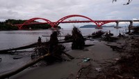 Kondisi salah satu tepian Teluk Youtefa di kawasan Jembatan Merah Youtefa, Jayapura, Papua, Selasa (19/7/2022).