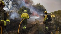 Petugas pemadam kebakaran mencoba memadamkan api saat api meluas selama kebakaran hutan di Ferreras de Abajo di barat laut Spanyol, 18 Juli 2022. (AP/Emilio Fraile)