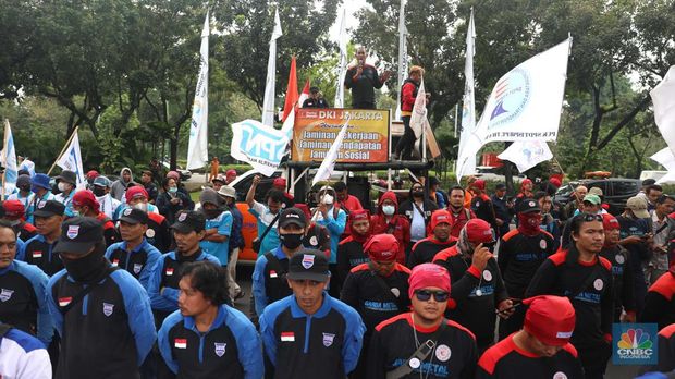 Aksi demo buruh dari KSPI dan partai buruh di depan kantor Balaikota, Jakarta, Rabu, 20/7. Buruh meminta Gubernur Anies untuk melakukan banding terhadap putusan PTUN yang menurunkan nilai UMP DKI Jakarta tahun 2022 dari Rp4.641.854 menjadi Rp4.573.845. (CNBC Indonesia/Muhammad Sabki)