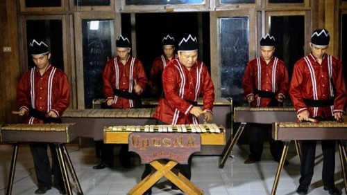 Alat musik tradisional Sulawesi Barat.