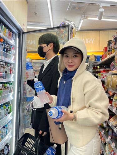 Ayana Jihye Moon melepas jilbabnya saat berada di Korea Selatan.