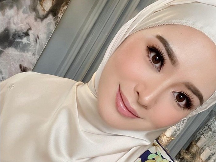 Ayana Jihye Moon lepas hijab saat di Korea Selatan. Ayana Jihye Moon lepas hijab saat di Korea Selatan.